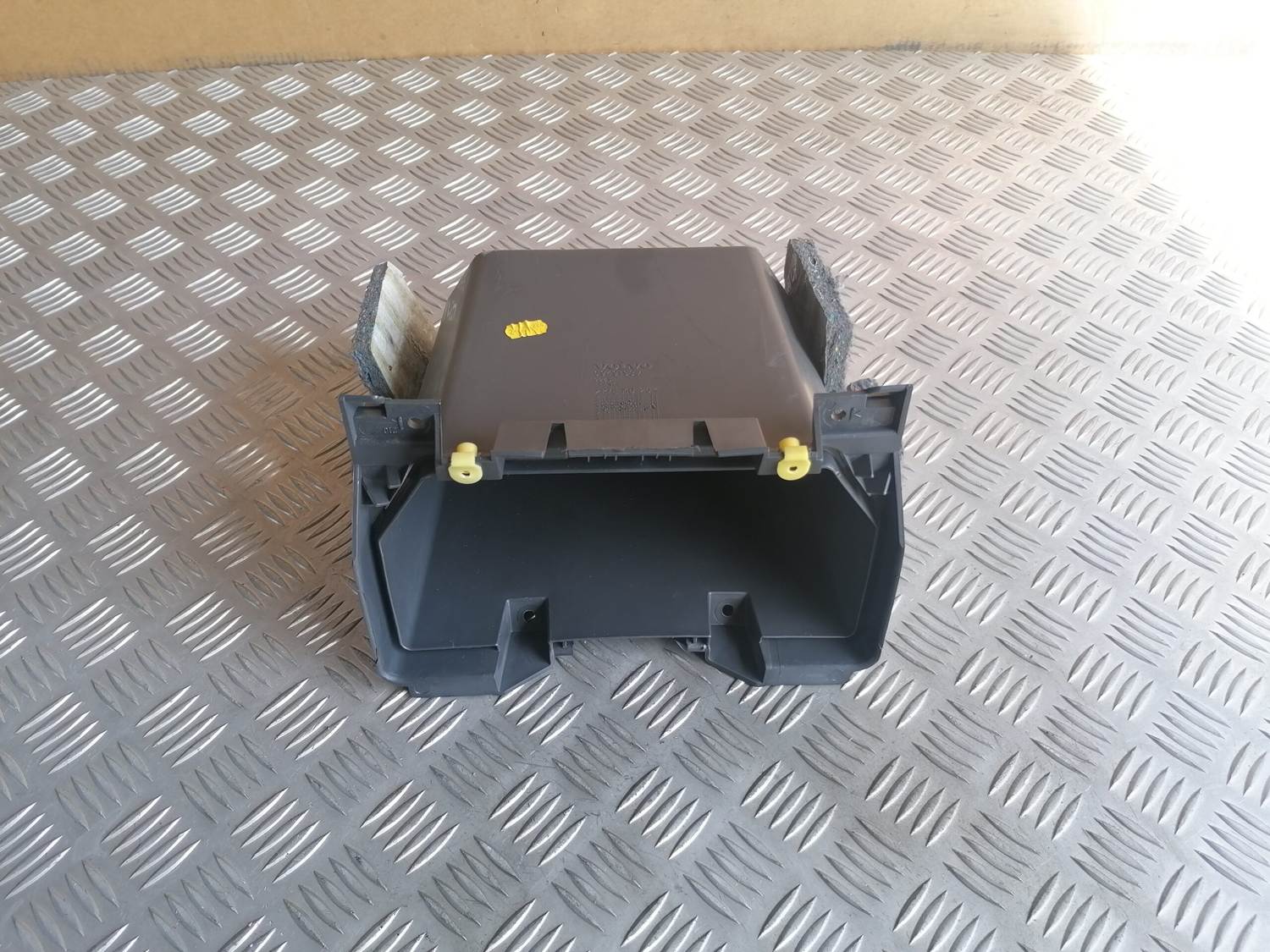 Mantu glabāšanas nodalījums vadītāja pusē priekš VOLVO C30 2008 SILVER