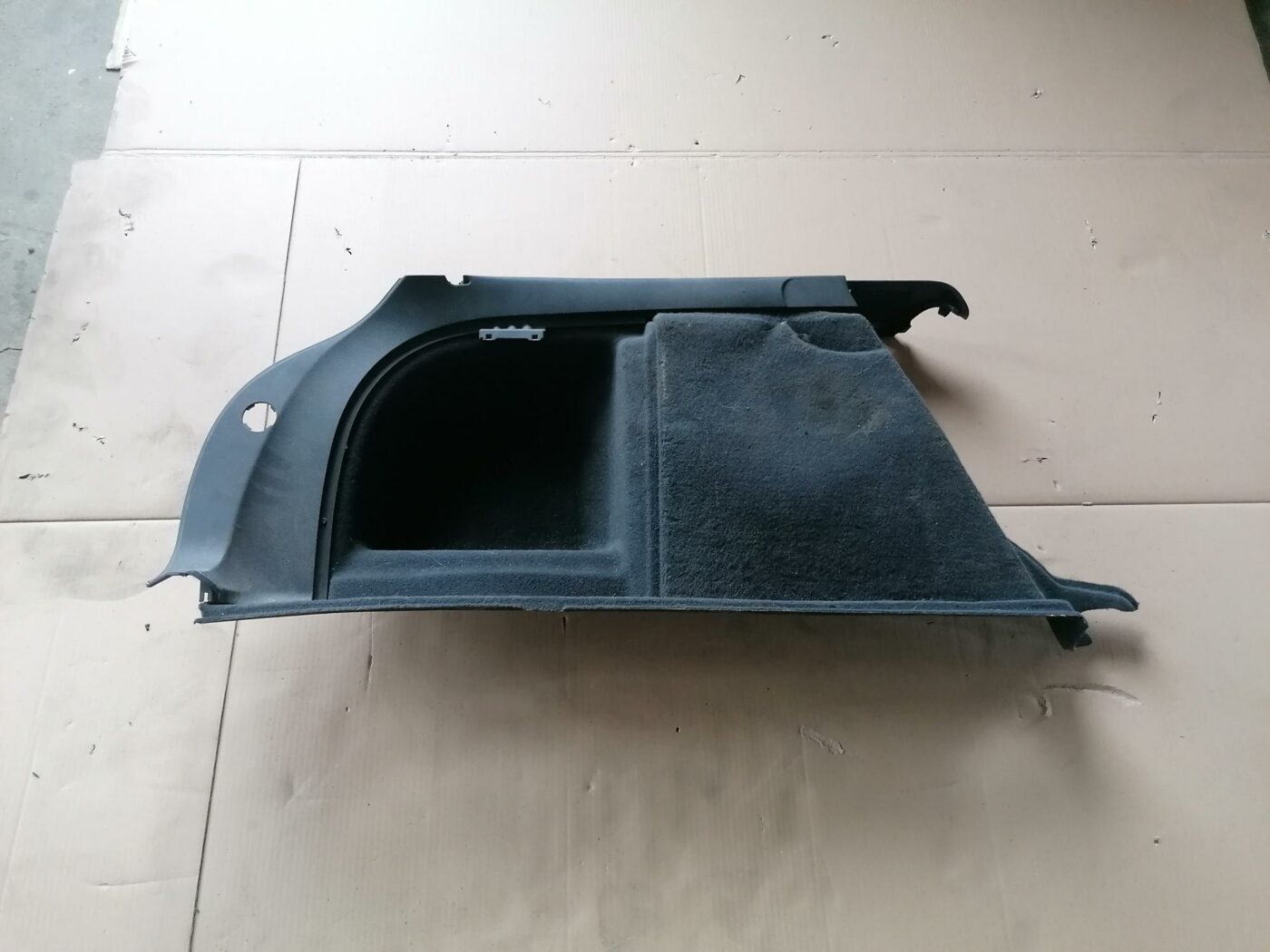 Bagāžnieka nodalījuma sānu apdare priekš AUDI A4 2008 AVANT