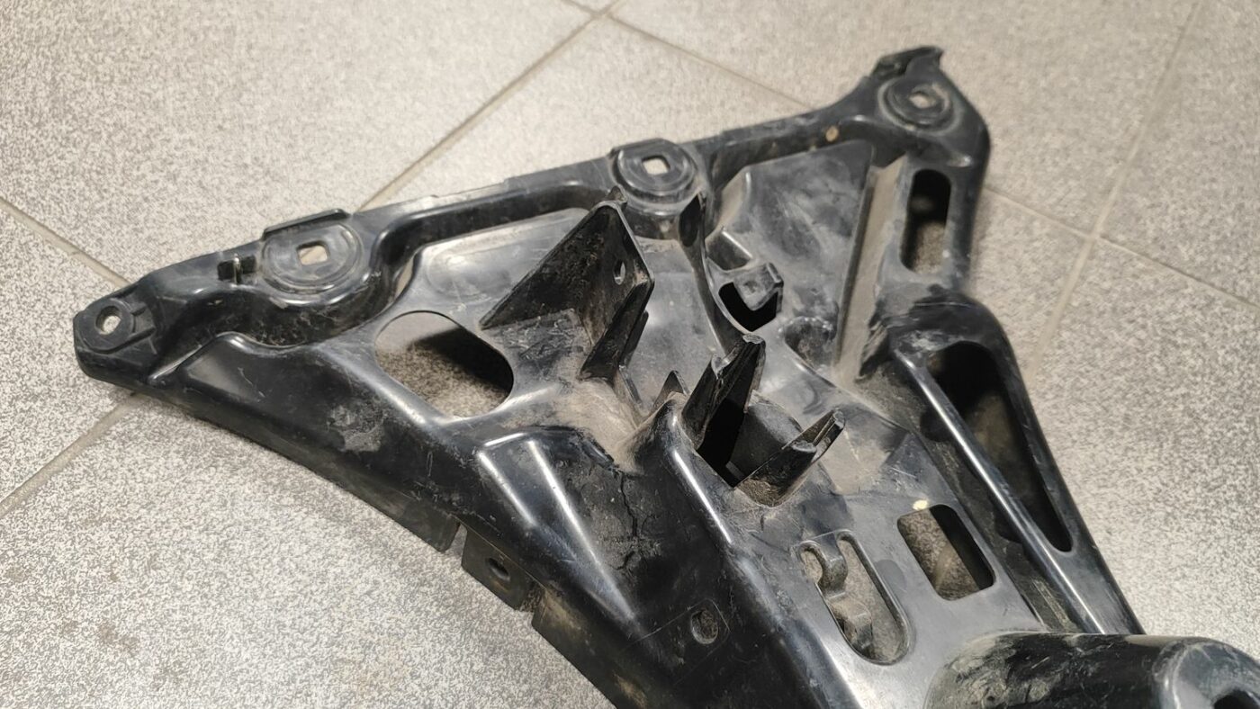 Aizmugurējā spārna un bufera stiprinājums priekš BMW 525D E61 2007 TOURING BLACK