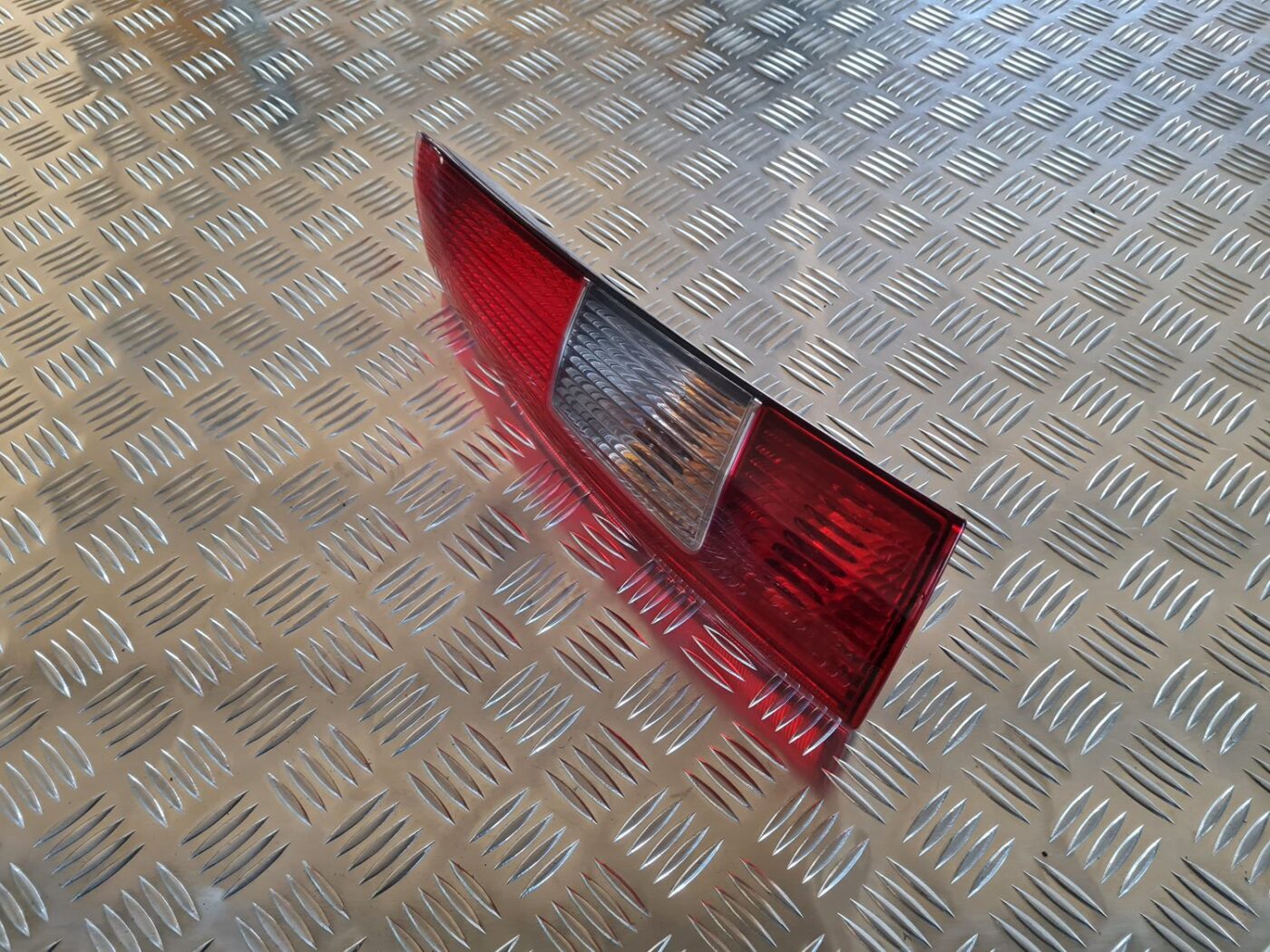 Aizmugurējais kreisais lukturis priekš VOLVO V70 2002 ASHGOLD 1 Aizmugurējais kreisais lukturis priekš VOLVO V70 2002 ASHGOLD