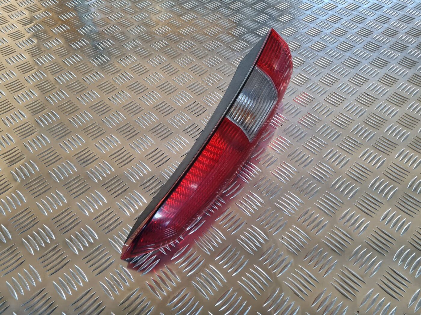 Aizmugurējais kreisais lukturis priekš VOLVO V70 2002 ASHGOLD 2 Aizmugurējais kreisais lukturis priekš VOLVO V70 2002 ASHGOLD