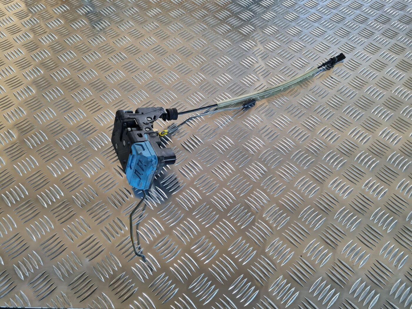 Priekšējo labo durvju slēdzene priekš VOLVO V70 2002 ASHGOLD