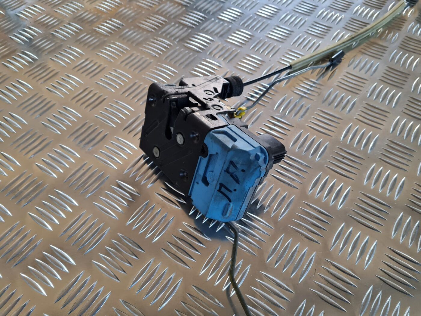 Priekšējo labo durvju slēdzene priekš VOLVO V70 2002 ASHGOLD