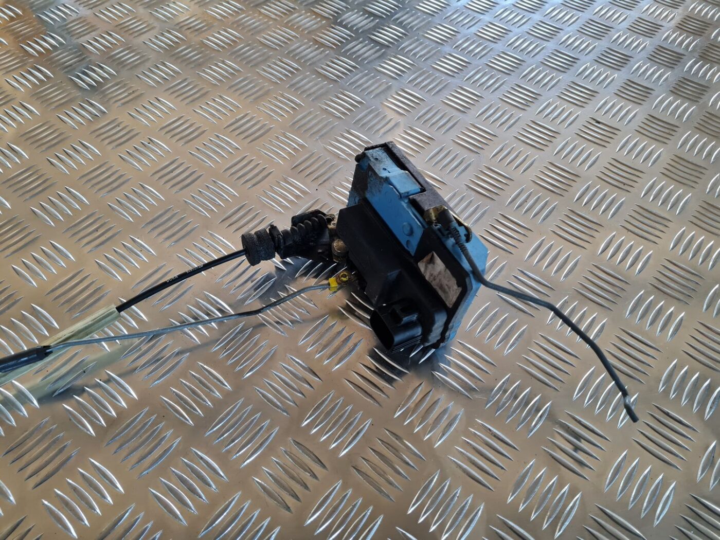 Priekšējo labo durvju slēdzene priekš VOLVO V70 2002 ASHGOLD