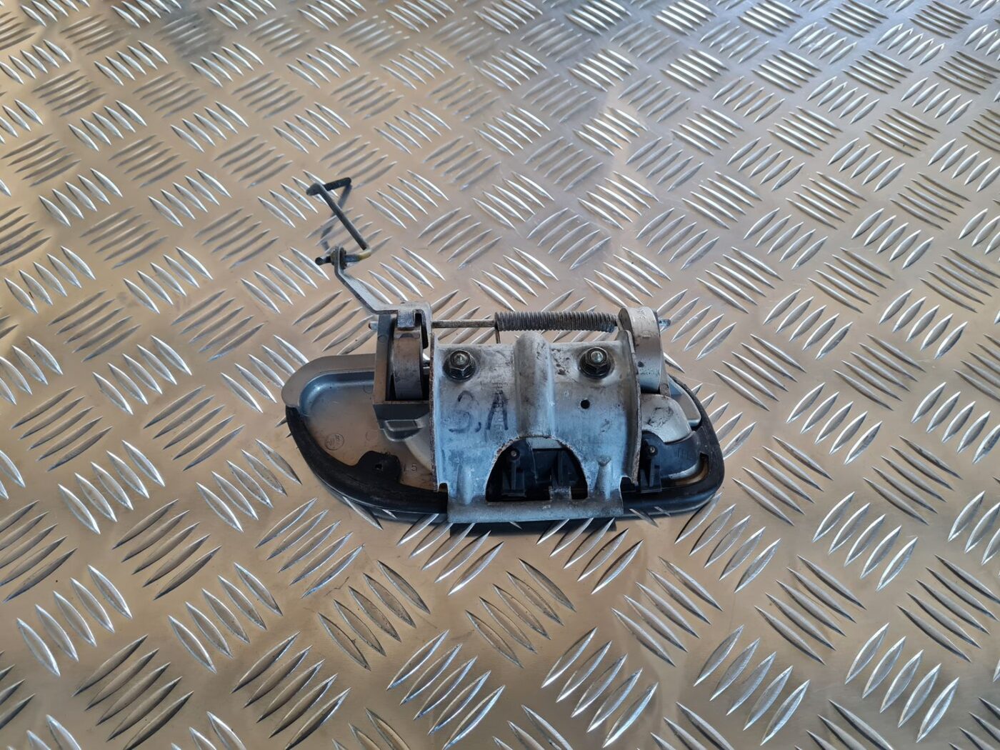 Aizmugurējais kreisais durvju rokturis priekš VOLVO V70 2002 ASHGOLD 2 Aizmugurējais kreisais durvju rokturis priekš VOLVO V70 2002 ASHGOLD