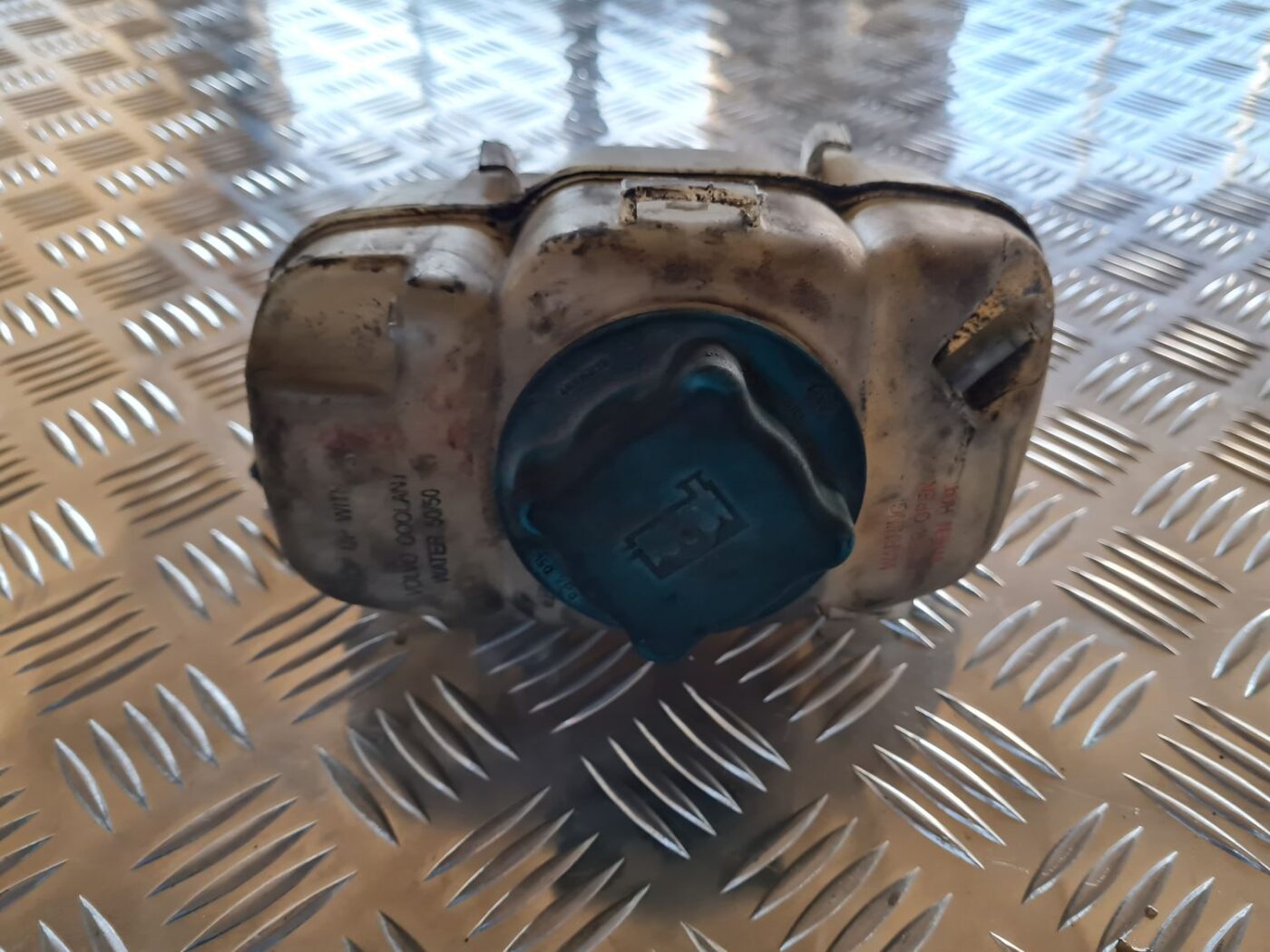 Dzesēšanas šķidruma tvertne priekš VOLVO V70 2002 ASHGOLD 2 Dzesēšanas šķidruma tvertne priekš VOLVO V70 2002 ASHGOLD