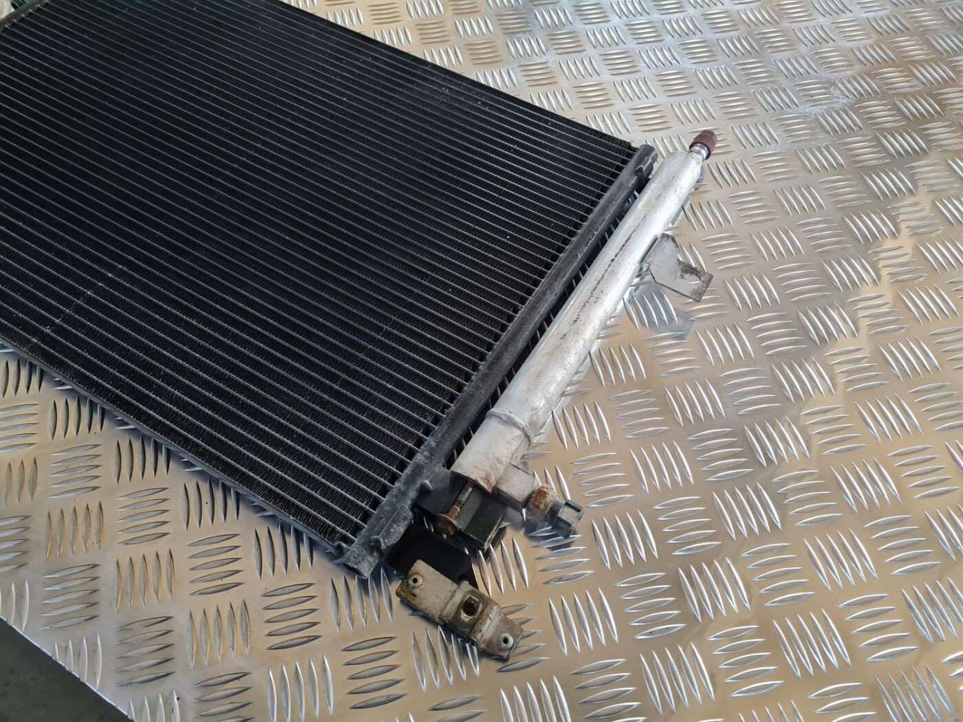 Gaisa kondicioniera radiators priekš VOLVO V70 2002 ASHGOLD 3 Gaisa kondicioniera radiators priekš VOLVO V70 2002 ASHGOLD