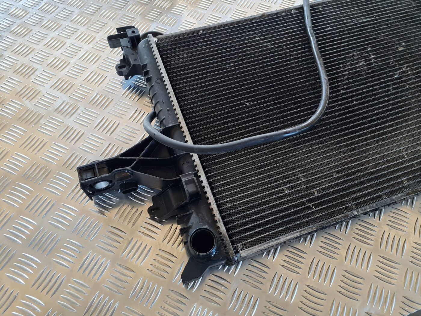 Dzesēšanas radiators priekš VOLVO V70 2002 ASHGOLD