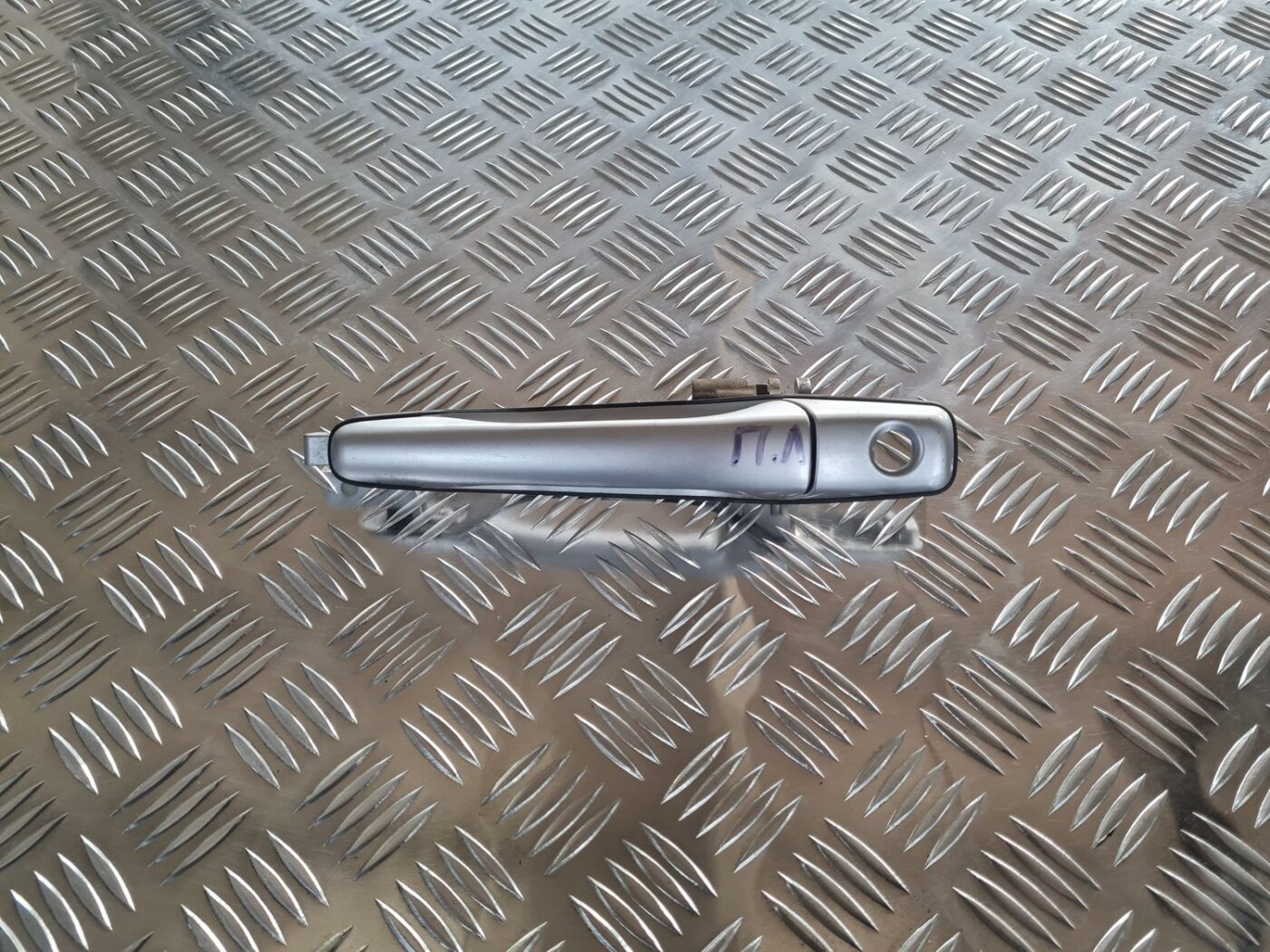 Priekšējāis kreisais durvju rokturis priekš MITSUBISHI LANCER 2006 1 Priekšējāis kreisais durvju rokturis priekš MITSUBISHI LANCER 2006