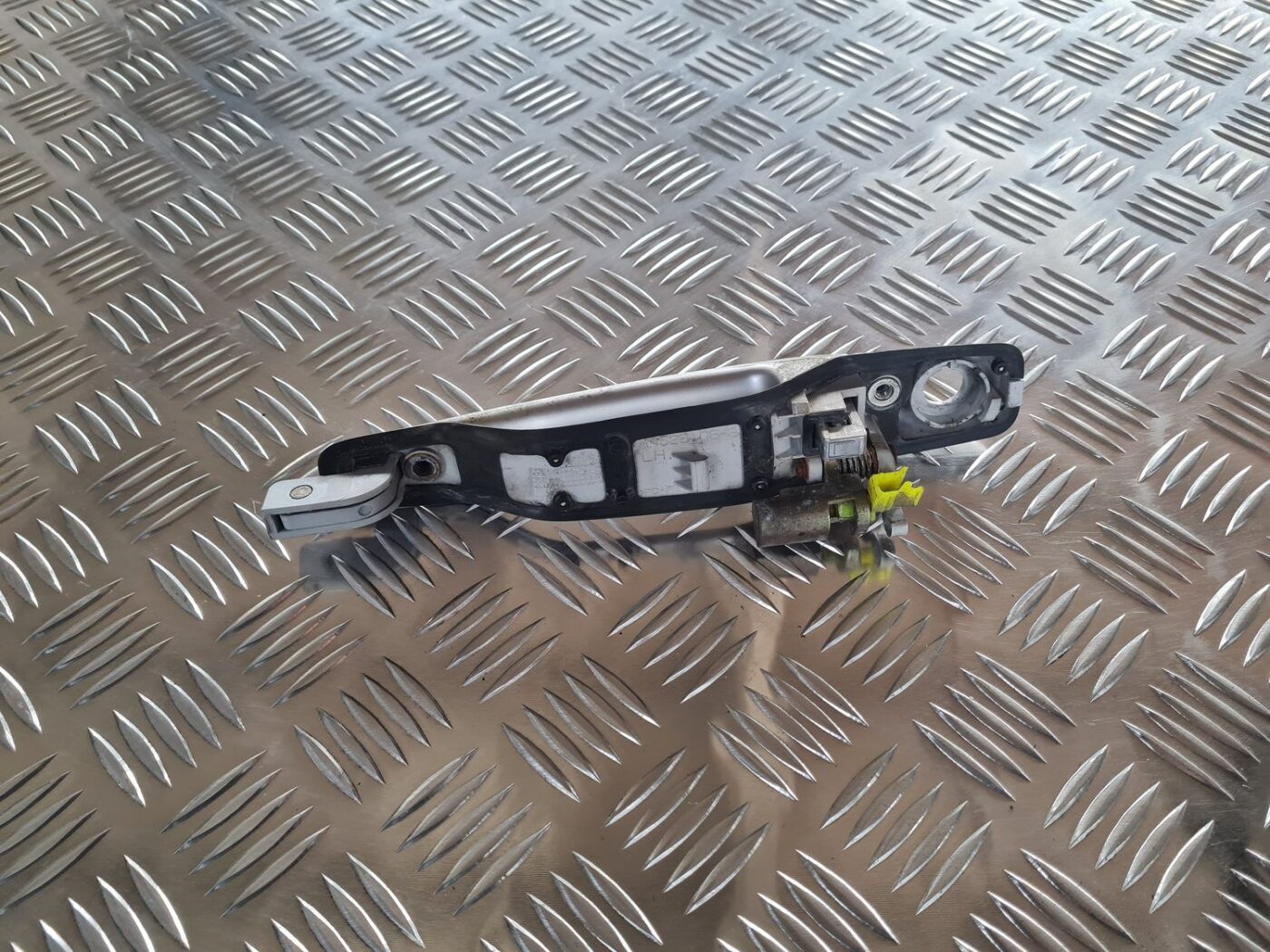 Priekšējāis kreisais durvju rokturis priekš MITSUBISHI LANCER 2006 2 Priekšējāis kreisais durvju rokturis priekš MITSUBISHI LANCER 2006