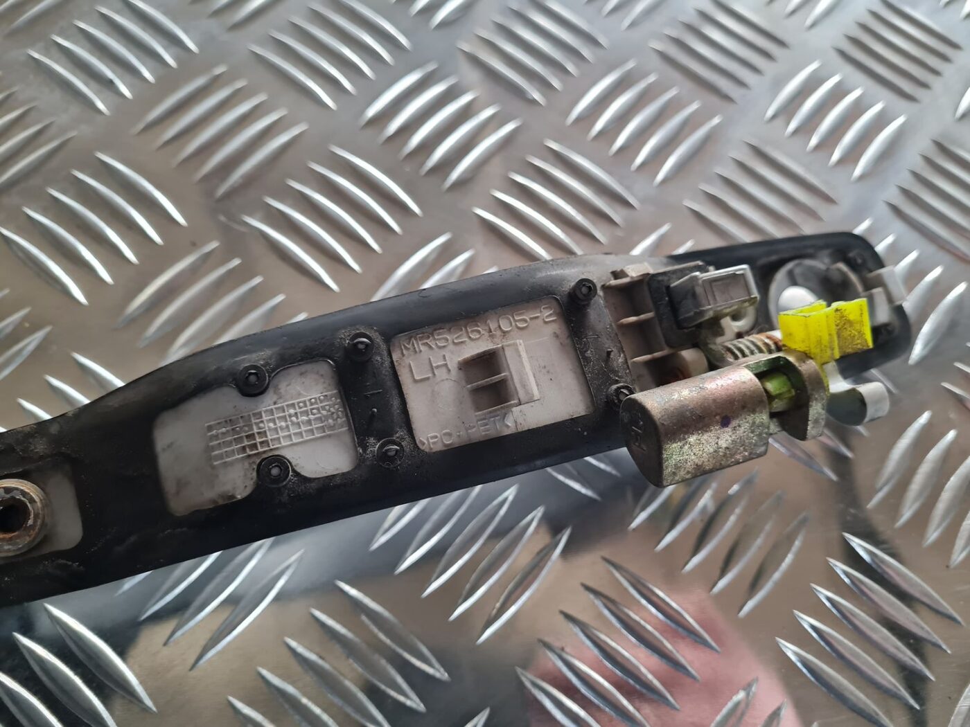 Priekšējāis kreisais durvju rokturis priekš MITSUBISHI LANCER 2006 3 Priekšējāis kreisais durvju rokturis priekš MITSUBISHI LANCER 2006