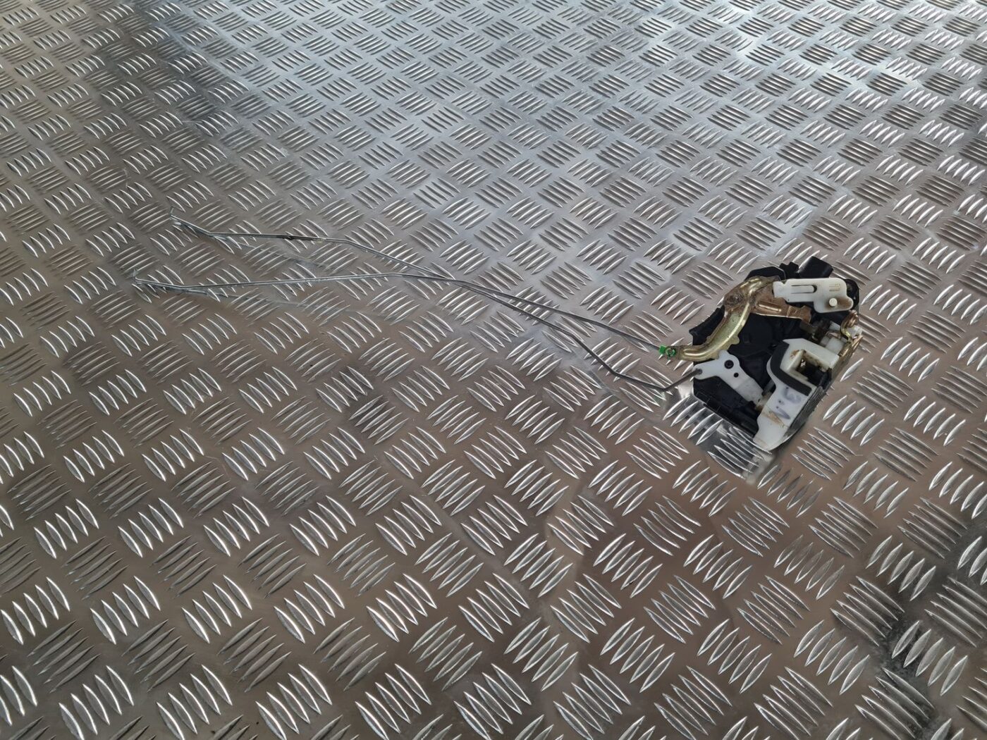 Aizmugurējo kreiso durvju slēdzene priekš MITSUBISHI LANCER 2006 1 Aizmugurējo kreiso durvju slēdzene priekš MITSUBISHI LANCER 2006