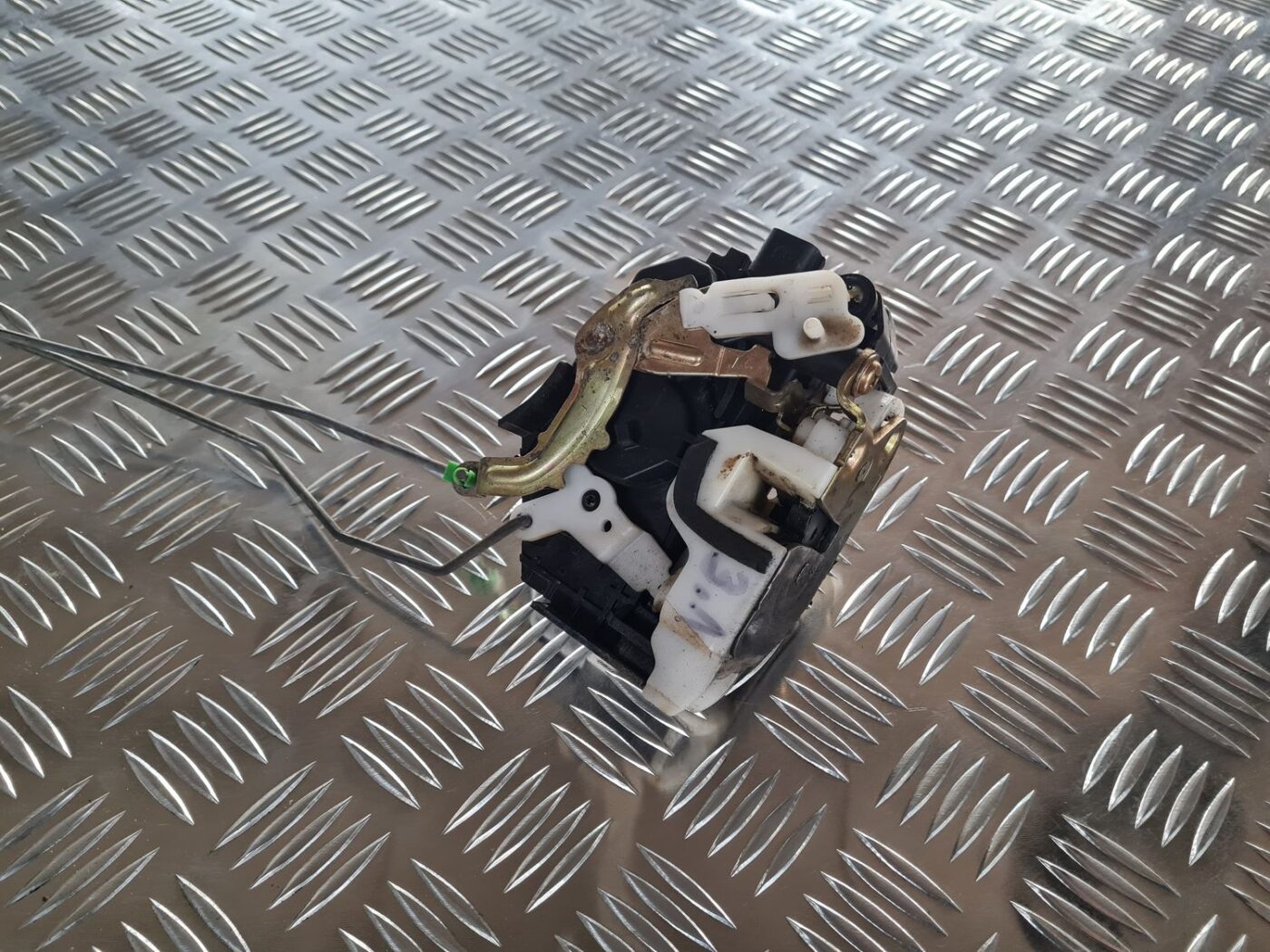 Aizmugurējo kreiso durvju slēdzene priekš MITSUBISHI LANCER 2006 2 Aizmugurējo kreiso durvju slēdzene priekš MITSUBISHI LANCER 2006