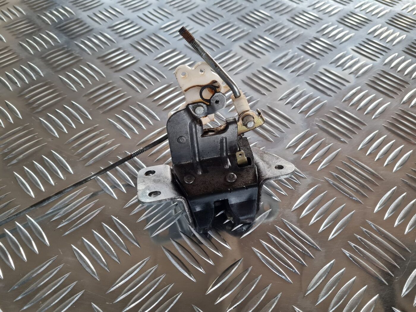 Bagāžnieka vāka slēdzene priekš MITSUBISHI LANCER 2006 2 Bagāžnieka vāka slēdzene priekš MITSUBISHI LANCER 2006