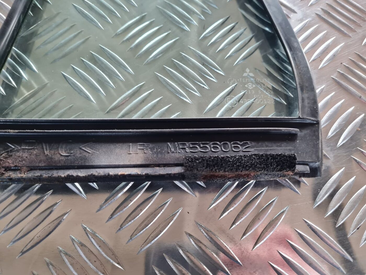 Labo durvju stūra stikls priekš MITSUBISHI LANCER 2006 3 Labo durvju stūra stikls priekš MITSUBISHI LANCER 2006