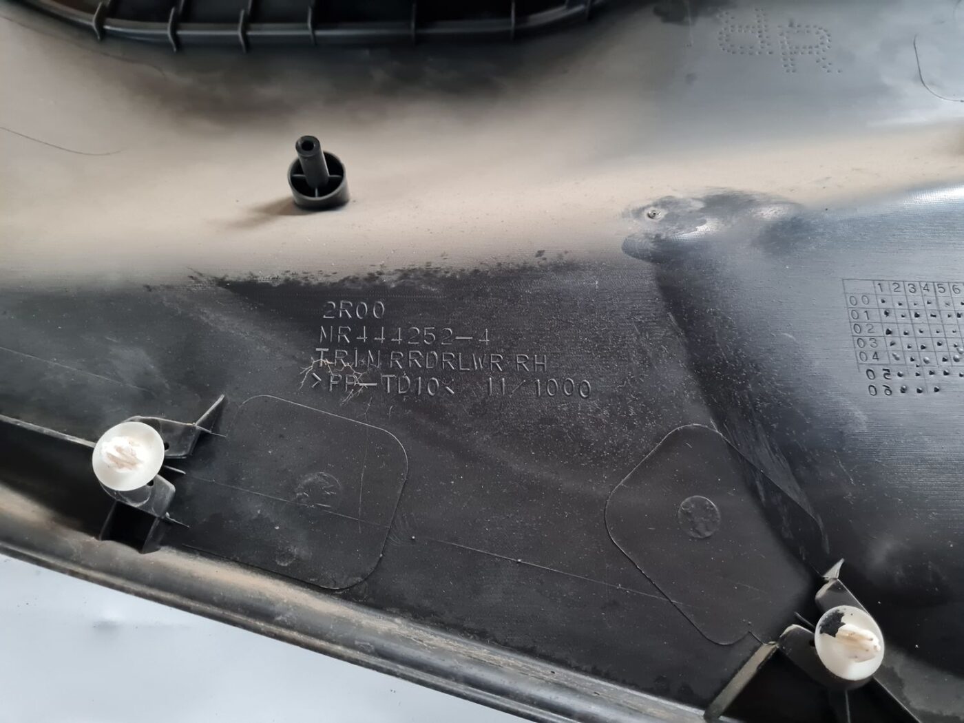 Aizmugurējo labo durvju apdare priekš MITSUBISHI LANCER 2006