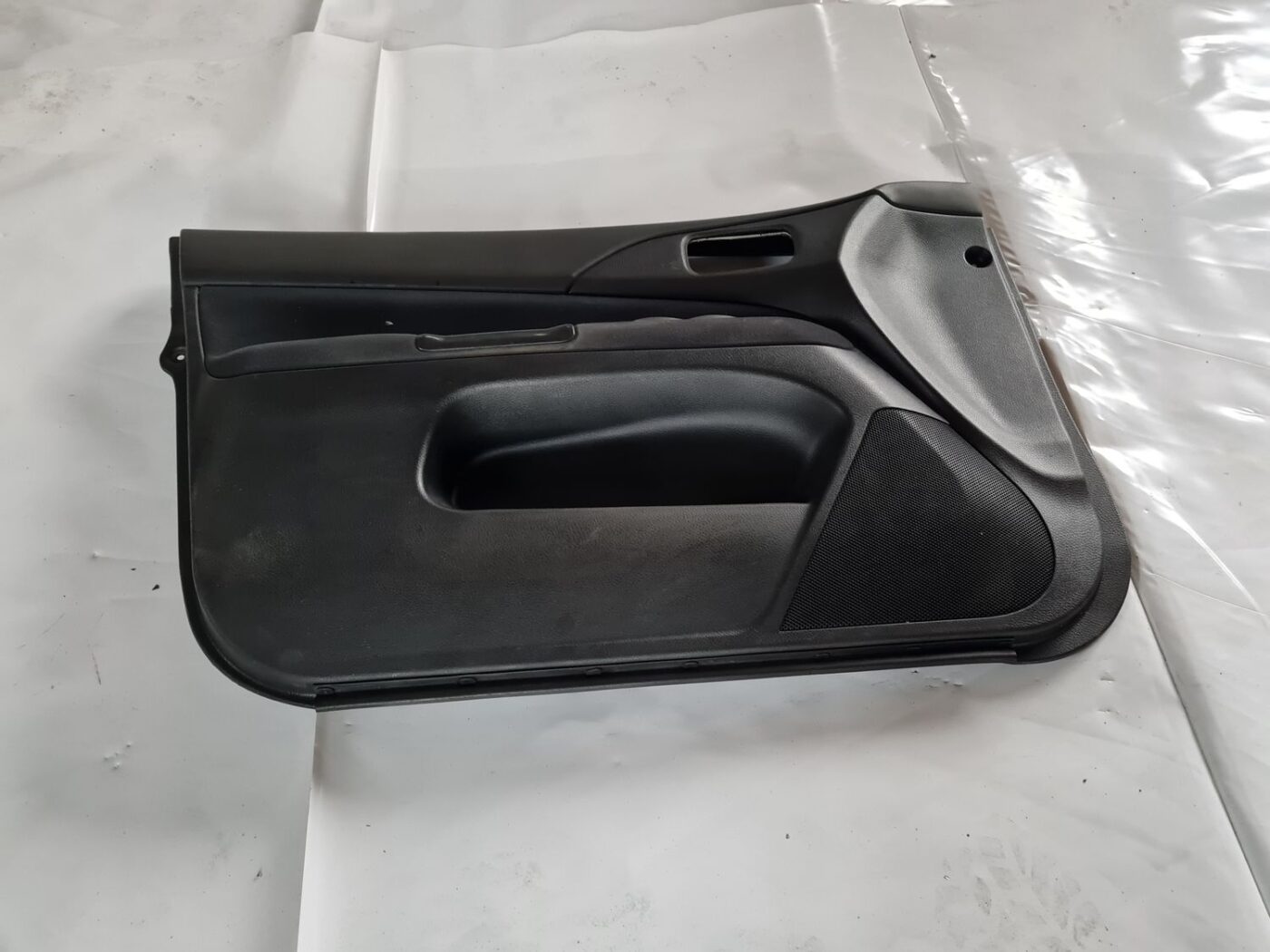 Priekšējo kreiso durvju apdare priekš MITSUBISHI LANCER 2006