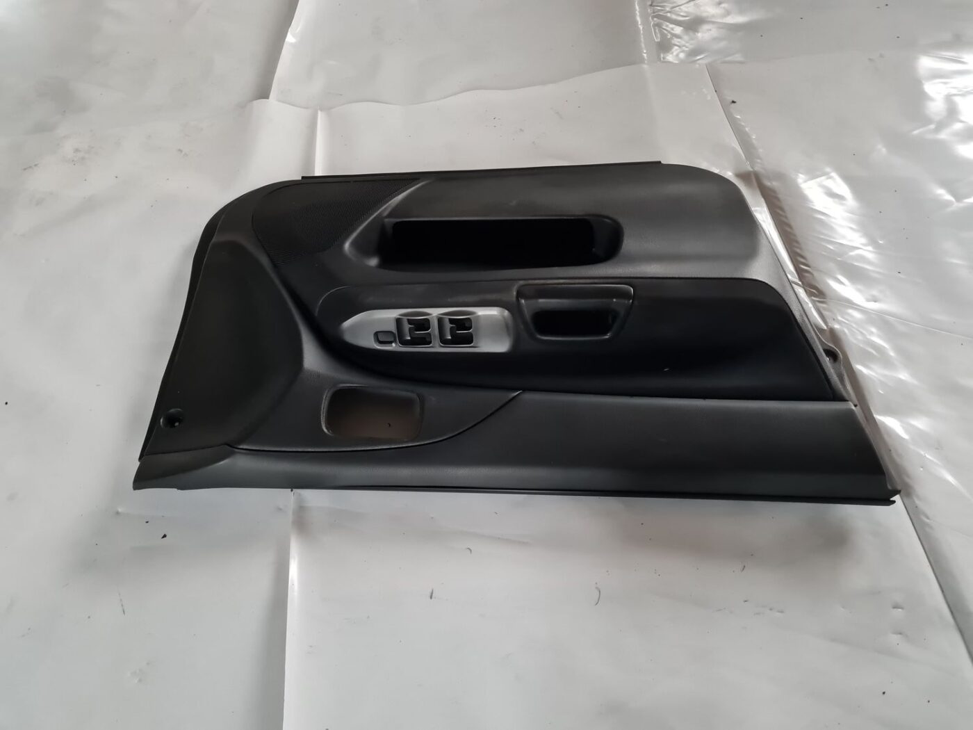 Priekšējo kreiso durvju apdare priekš MITSUBISHI LANCER 2006