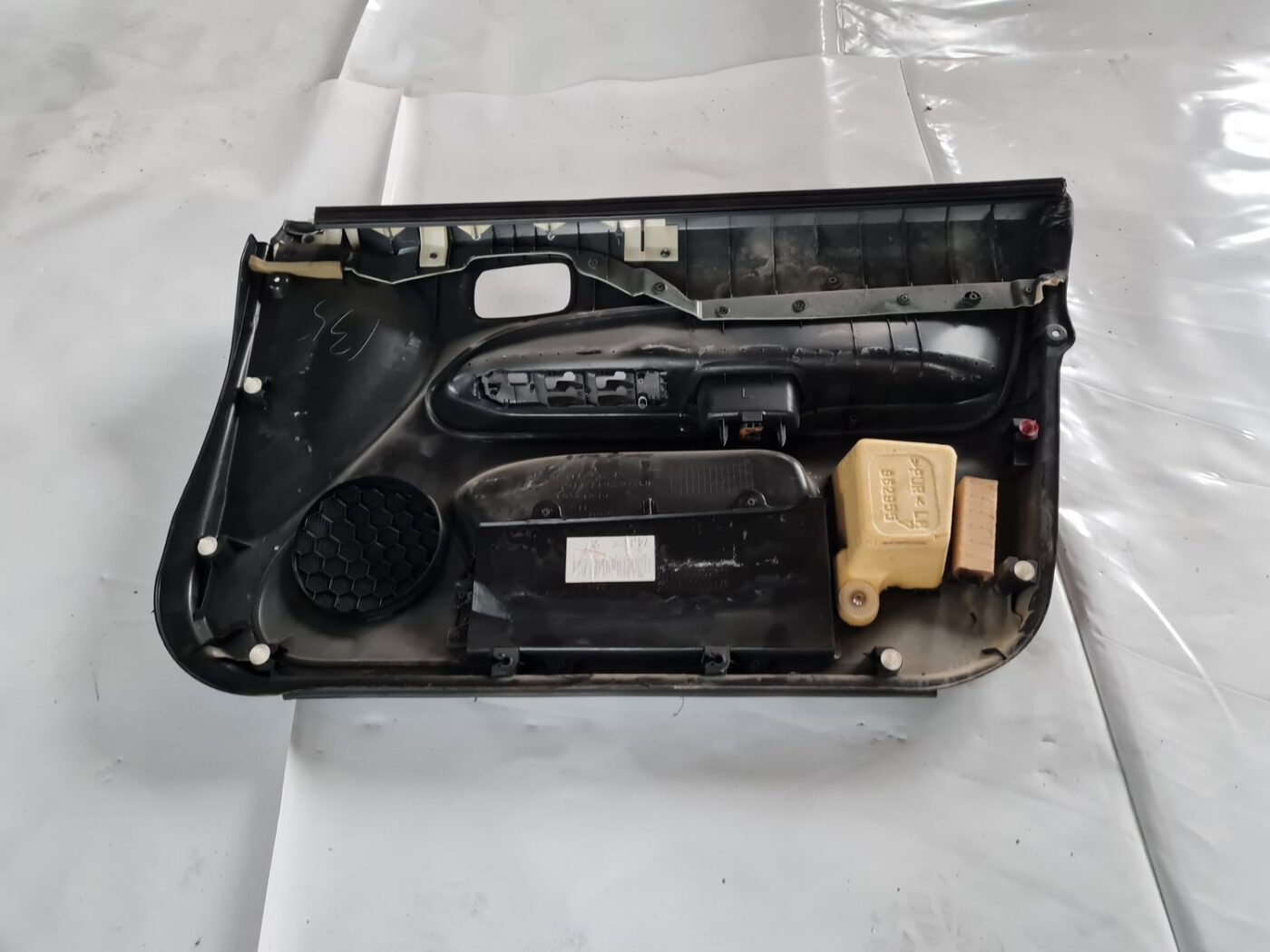 Priekšējo kreiso durvju apdare priekš MITSUBISHI LANCER 2006