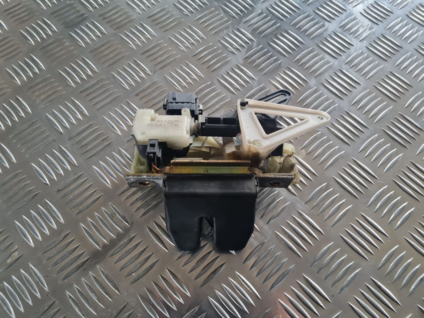 Bagāžnieka vāka slēdzene priekš VOLVO V70 2003 SILVER 1 Bagāžnieka vāka slēdzene priekš VOLVO V70 2003 SILVER