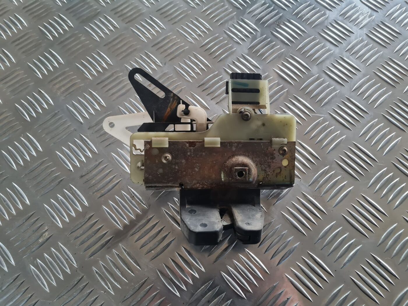 Bagāžnieka vāka slēdzene priekš VOLVO V70 2003 SILVER 2 Bagāžnieka vāka slēdzene priekš VOLVO V70 2003 SILVER