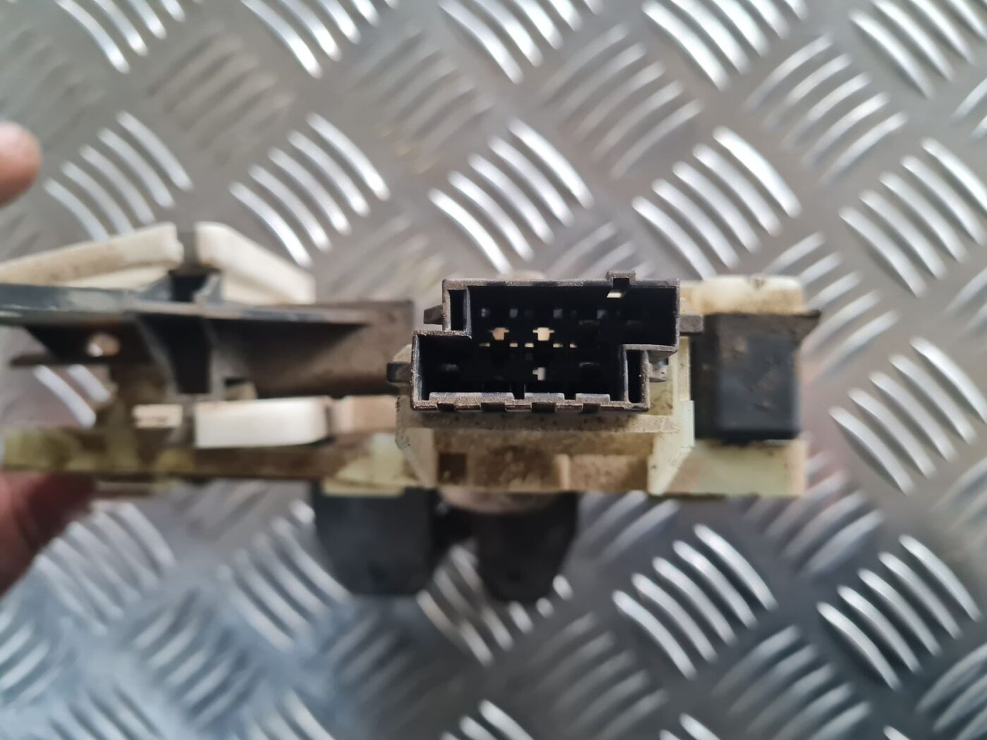 Bagāžnieka vāka slēdzene priekš VOLVO V70 2003 SILVER 4 Bagāžnieka vāka slēdzene priekš VOLVO V70 2003 SILVER