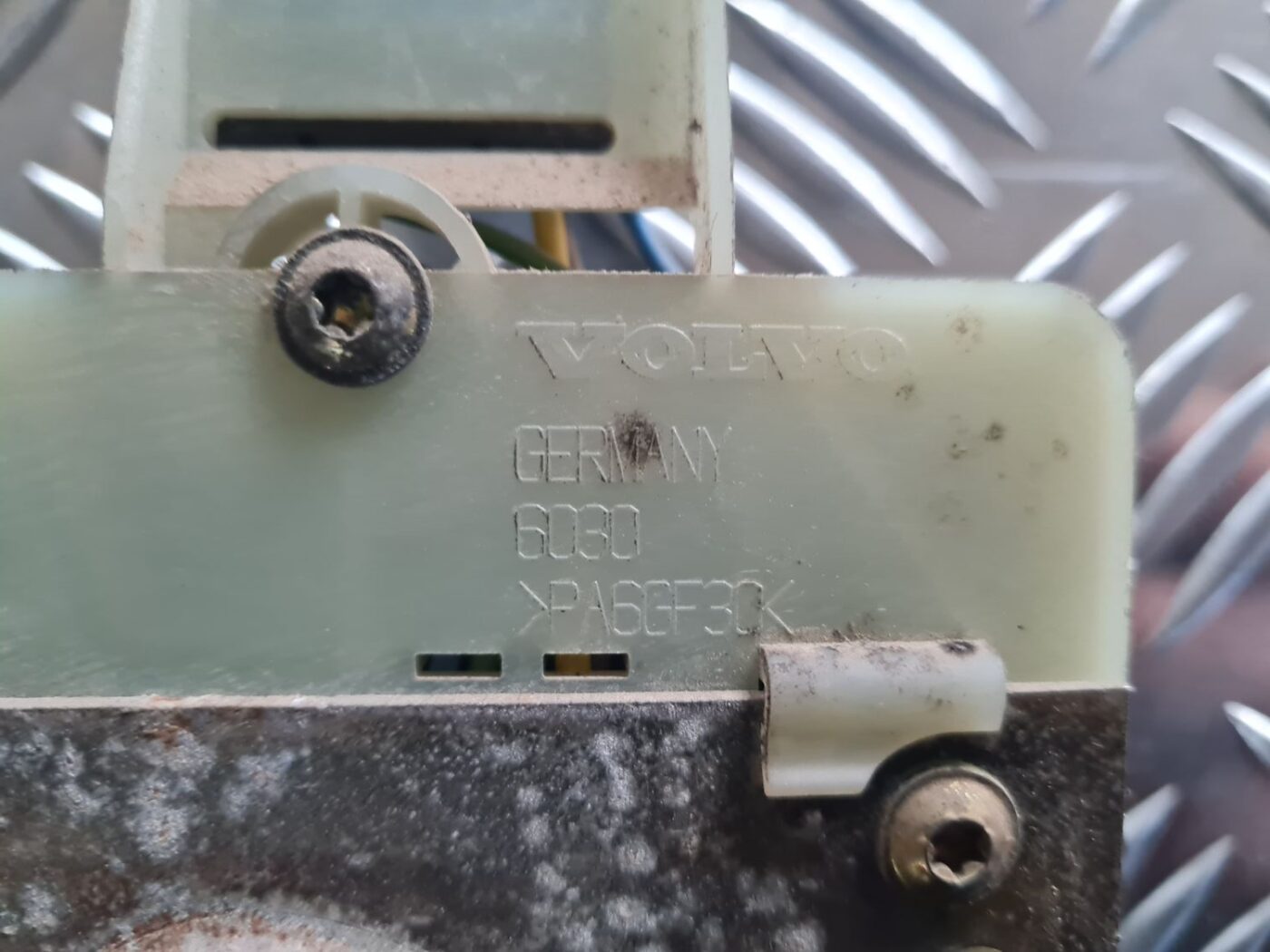 Bagāžnieka vāka slēdzene priekš VOLVO V70 2003 SILVER 3 Bagāžnieka vāka slēdzene priekš VOLVO V70 2003 SILVER