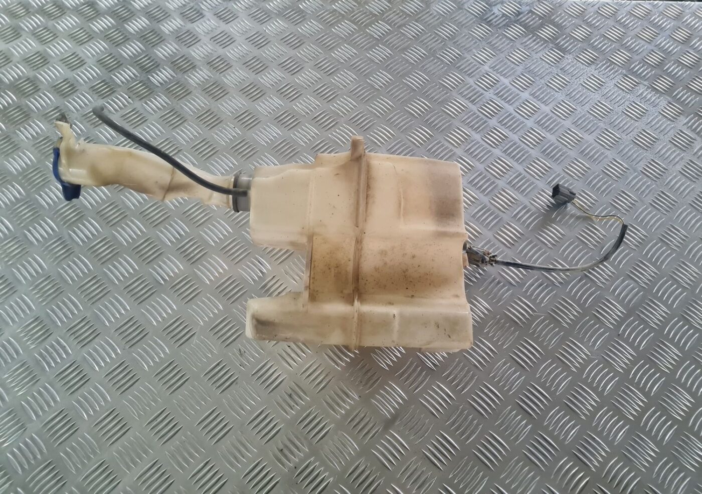 Mazgātāja šķidruma tvertne priekš VOLVO V70 2003 SILVER 2 Mazgātāja šķidruma tvertne priekš VOLVO V70 2003 SILVER