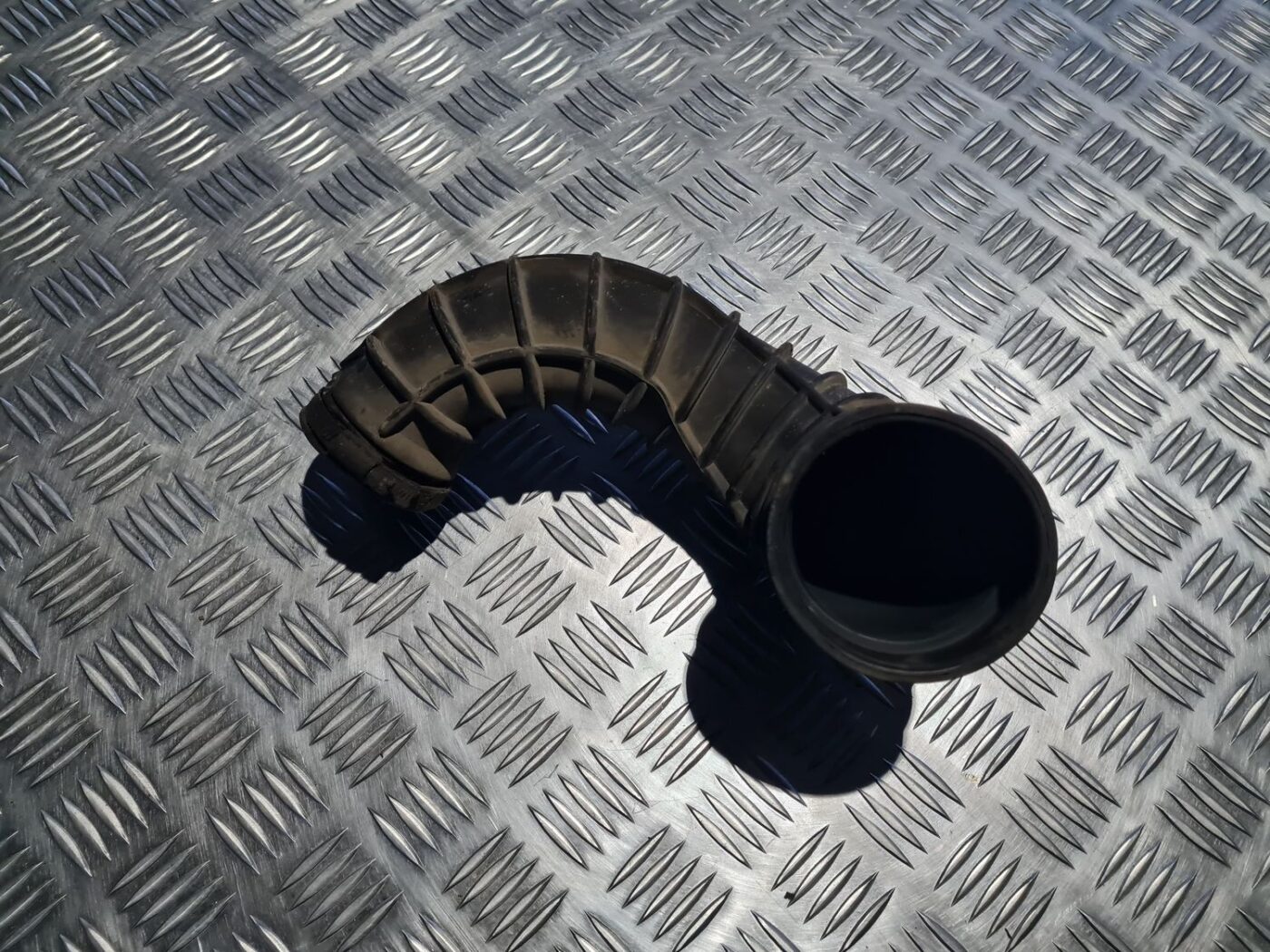 Gaisa filtra korpusa caurule priekš VOLVO V70 2003 SILVER 2 Gaisa filtra korpusa caurule priekš VOLVO V70 2003 SILVER