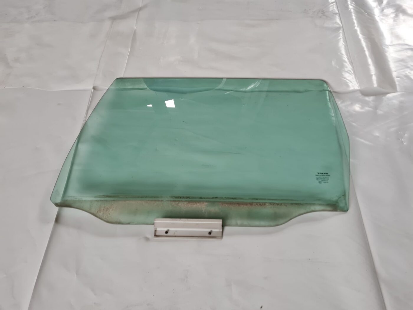 Aizmugurējo kreiso durvju stikls priekš VOLVO V70 2003 SILVER