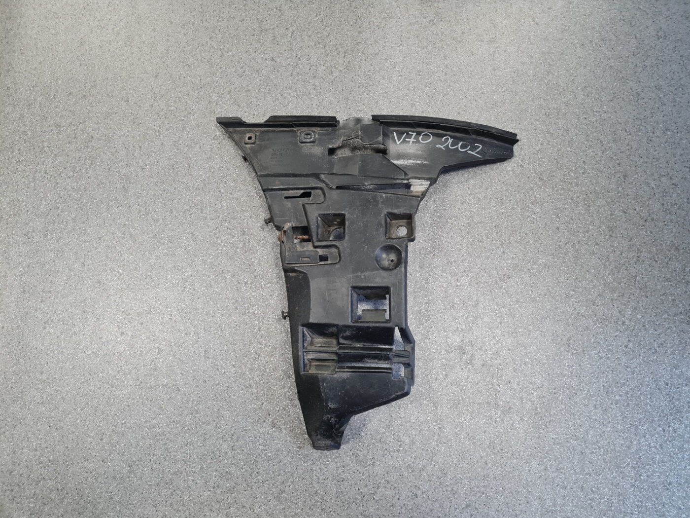 Priekšēja bufera labais kronšteins priekš VOLVO V70 2002 ASHGOLD