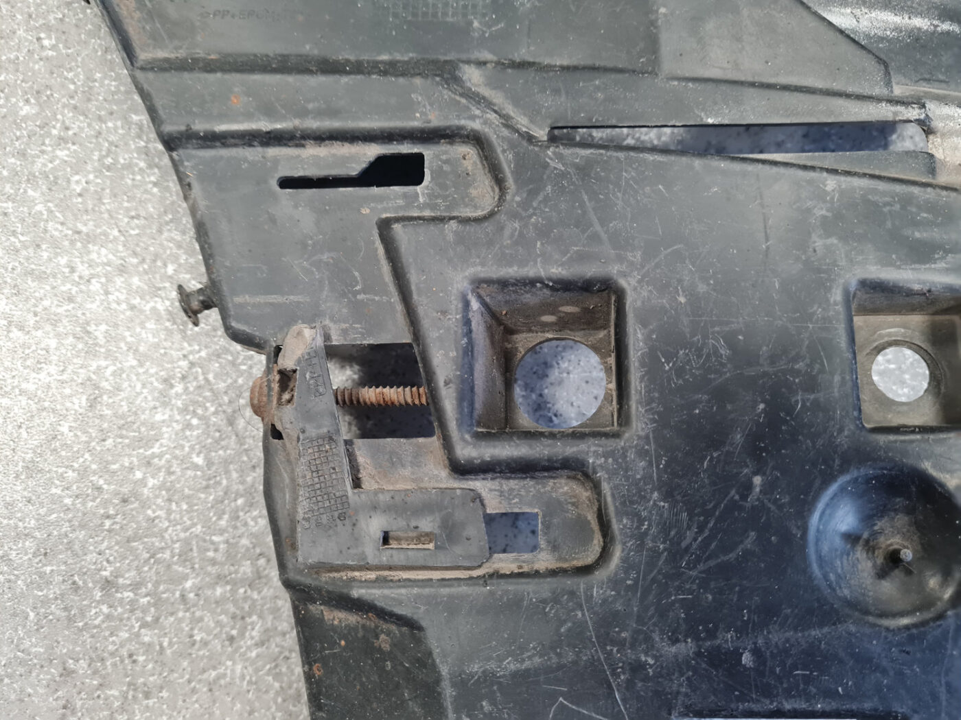 Priekšēja bufera labais kronšteins priekš VOLVO V70 2002 ASHGOLD