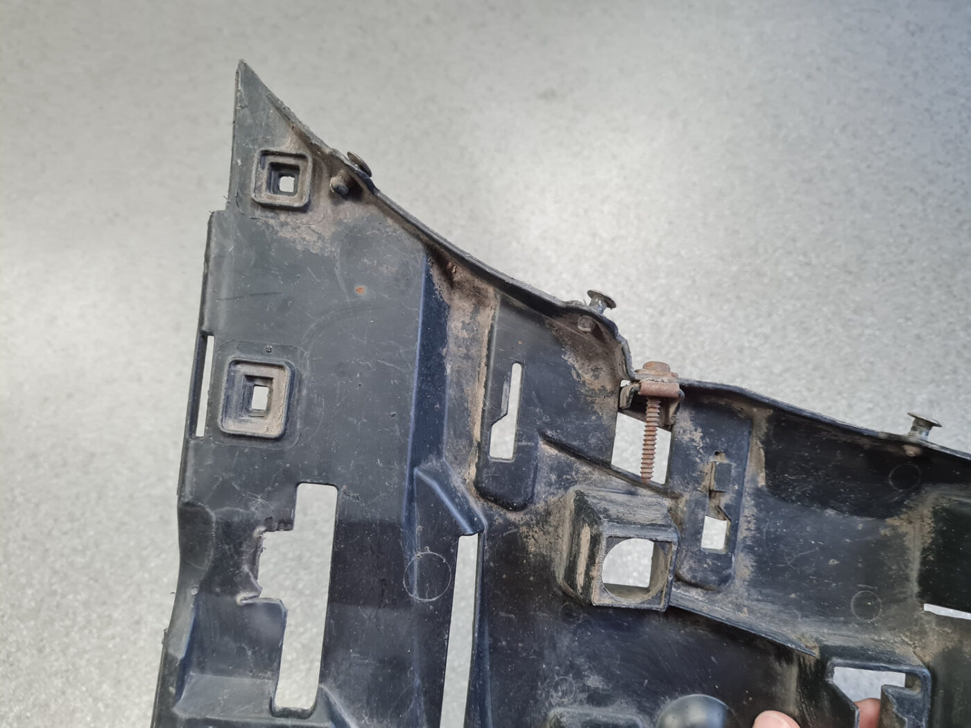 Priekšēja bufera labais kronšteins priekš VOLVO V70 2002 ASHGOLD