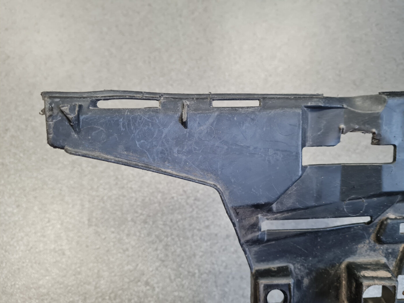 Priekšēja bufera labais kronšteins priekš VOLVO V70 2002 ASHGOLD