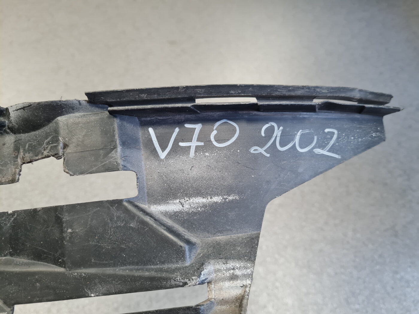 Priekšēja bufera labais kronšteins priekš VOLVO V70 2002 ASHGOLD