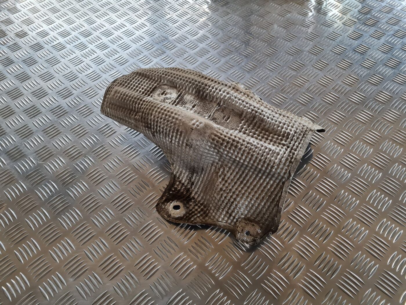 Izpūtēja sistēmas karstuma aizsargs priekš VW PASSAT 2004 UNIVERSAL GREY 1 Izpūtēja sistēmas karstuma aizsargs priekš VW PASSAT 2004 UNIVERSAL GREY