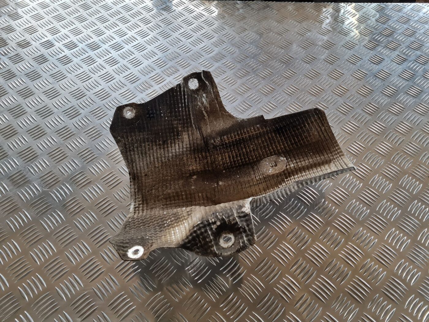 Izpūtēja sistēmas karstuma aizsargs priekš VW PASSAT 2004 UNIVERSAL GREY 3 Izpūtēja sistēmas karstuma aizsargs priekš VW PASSAT 2004 UNIVERSAL GREY