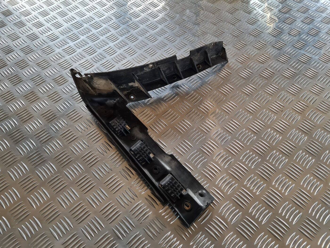 Aizmugurēja bufera kronšteins priekš VW PASSAT 2004 UNIVERSAL GREY