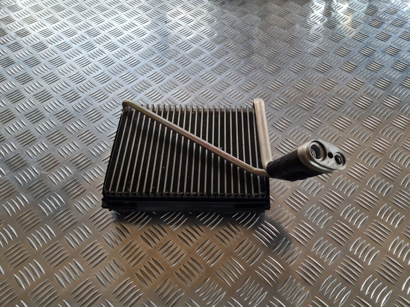 Gaisa kondicionēšanas radiators salonā priekš VW PASSAT 2004 UNIVERSAL GREY 1 Gaisa kondicionēšanas radiators salonā priekš VW PASSAT 2004 UNIVERSAL GREY