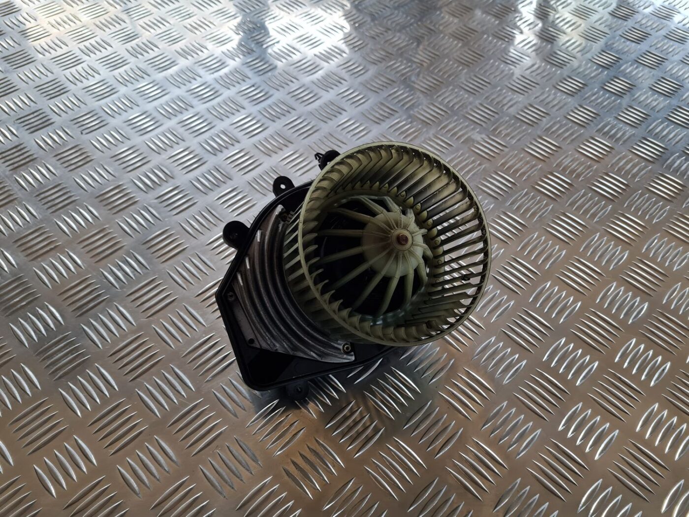 Salona ventilators priekš VW PASSAT 2004 UNIVERSAL GREY