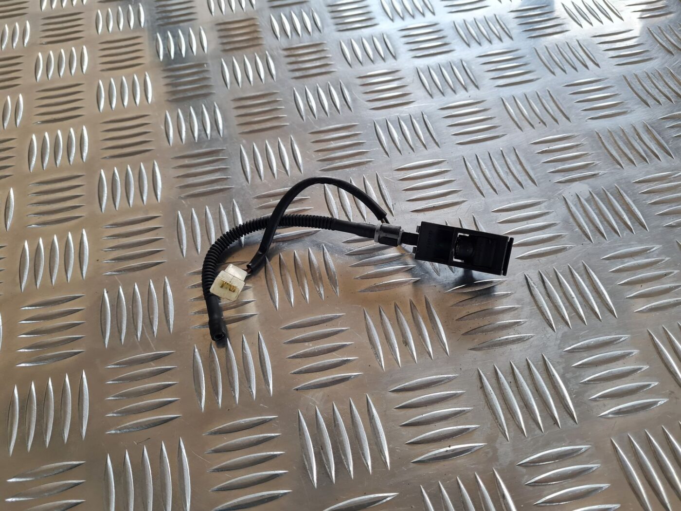 Vējstikla mazgāšanas šķidruma sprausla priekš VW PASSAT 2004 UNIVERSAL GREY