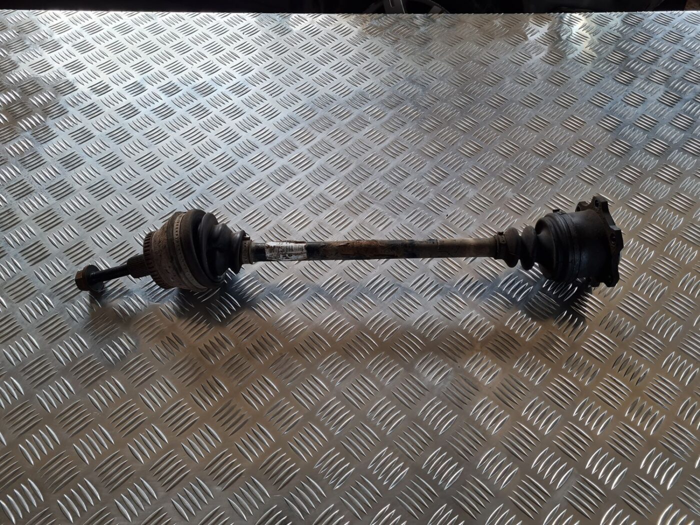 Pusass priekšēja labā priekš VW PASSAT 2004 UNIVERSAL GREY 1 Pusass priekšēja labā priekš VW PASSAT 2004 UNIVERSAL GREY