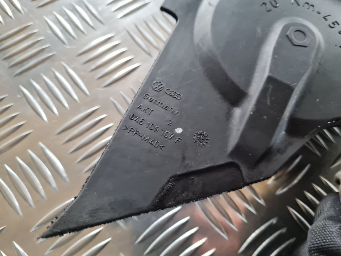 Zobsīksnas aizsargs priekš VW PASSAT 2004 UNIVERSAL GREY 2 Zobsīksnas aizsargs priekš VW PASSAT 2004 UNIVERSAL GREY