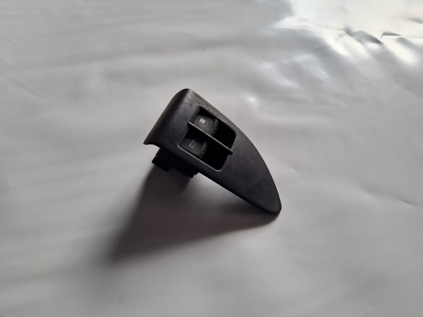 Bagāžnieka vāka atvēršanas rokturis/poga priekš VW PASSAT 2004 UNIVERSAL GREY 1 Bagāžnieka vāka atvēršanas rokturis/poga priekš VW PASSAT 2004 UNIVERSAL GREY