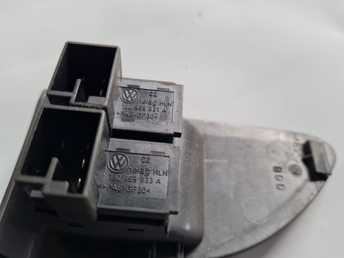 Bagāžnieka vāka atvēršanas rokturis/poga priekš VW PASSAT 2004 UNIVERSAL GREY 3 Bagāžnieka vāka atvēršanas rokturis/poga priekš VW PASSAT 2004 UNIVERSAL GREY