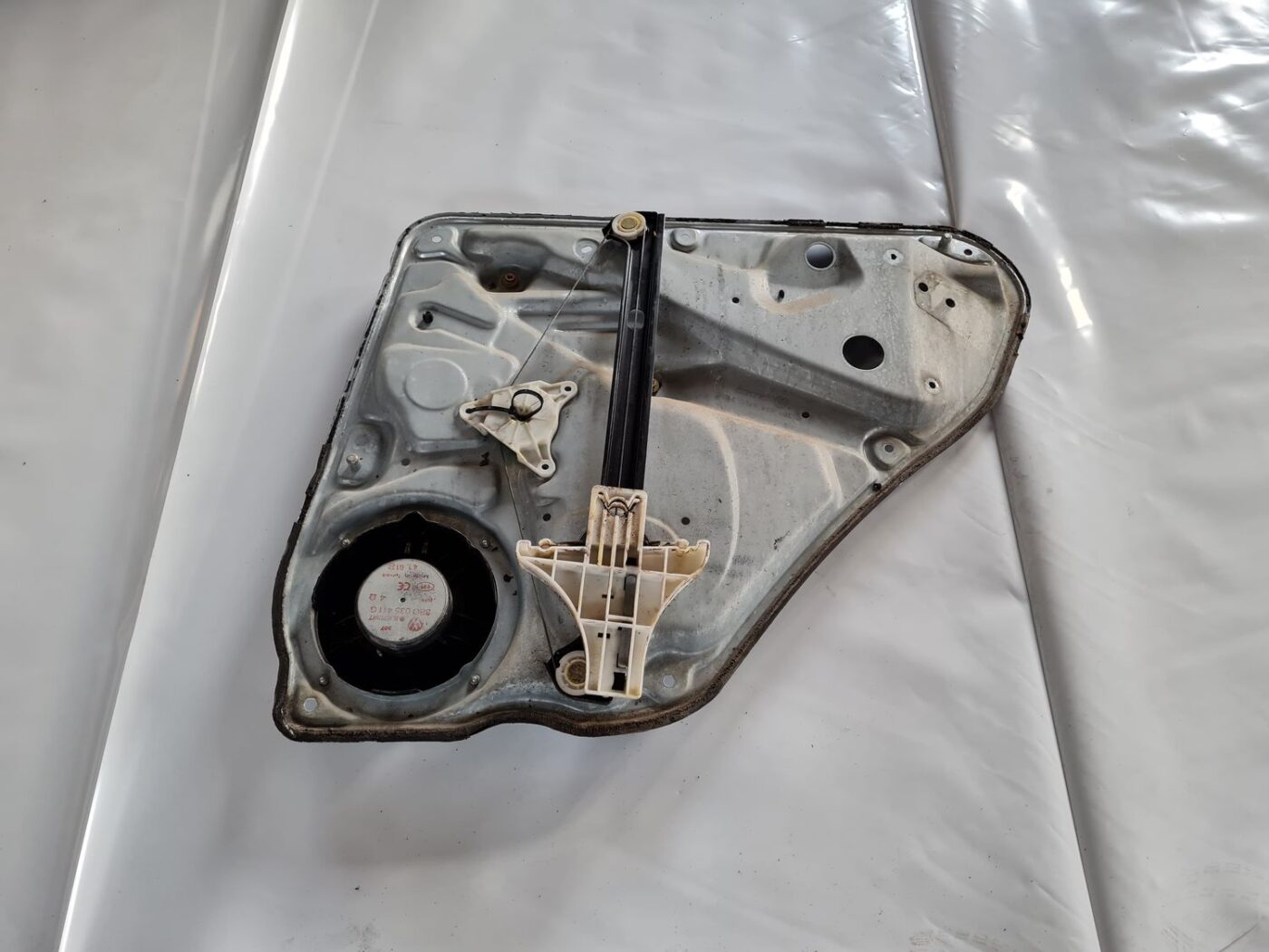 Stikla pacelšanas mehānisma panele priekš VW PASSAT 2004 UNIVERSAL GREY 1 Stikla pacelšanas mehānisma panele priekš VW PASSAT 2004 UNIVERSAL GREY