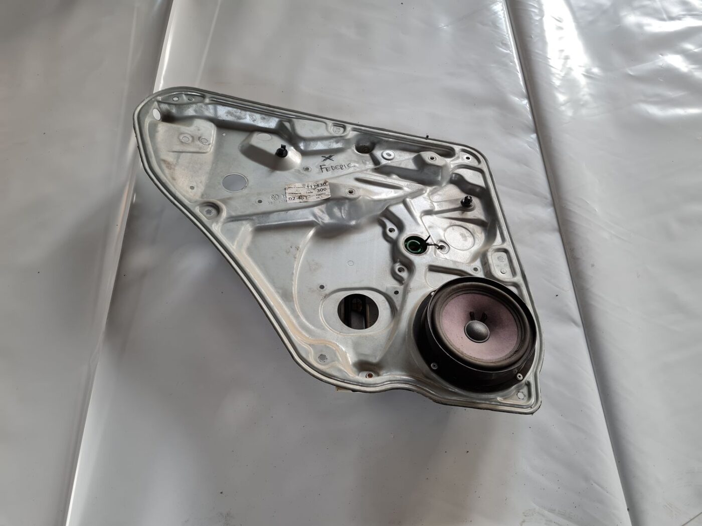 Stikla pacelšanas mehānisma panele priekš VW PASSAT 2004 UNIVERSAL GREY 2 Stikla pacelšanas mehānisma panele priekš VW PASSAT 2004 UNIVERSAL GREY