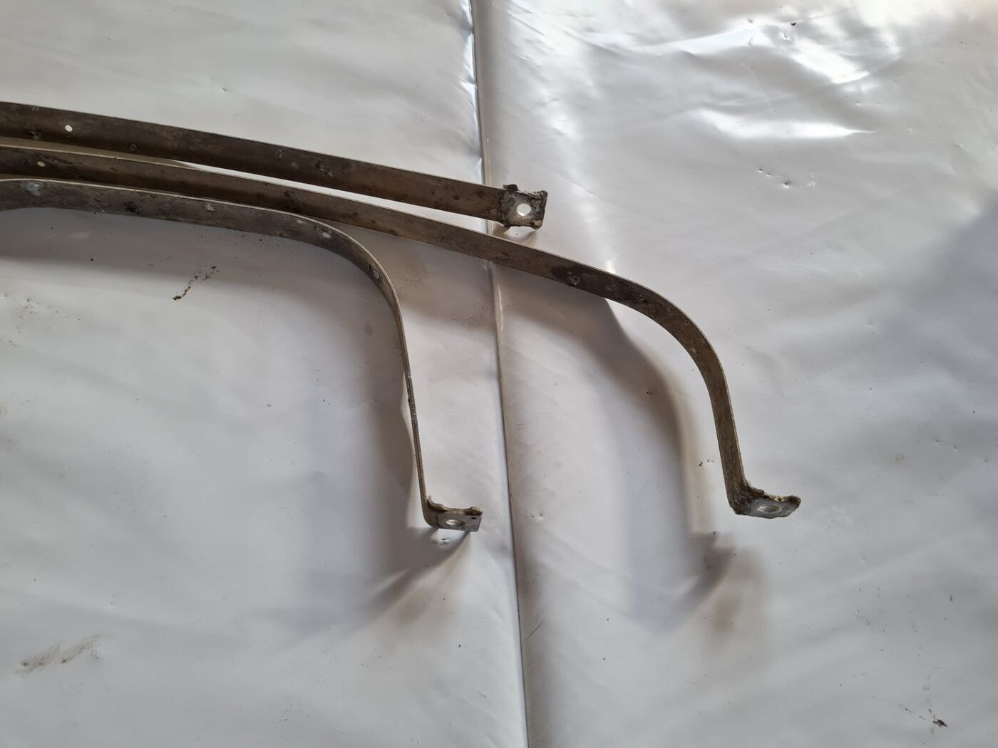 Degvielas tvertnes kronšteins priekš VW PASSAT 2004 UNIVERSAL GREY