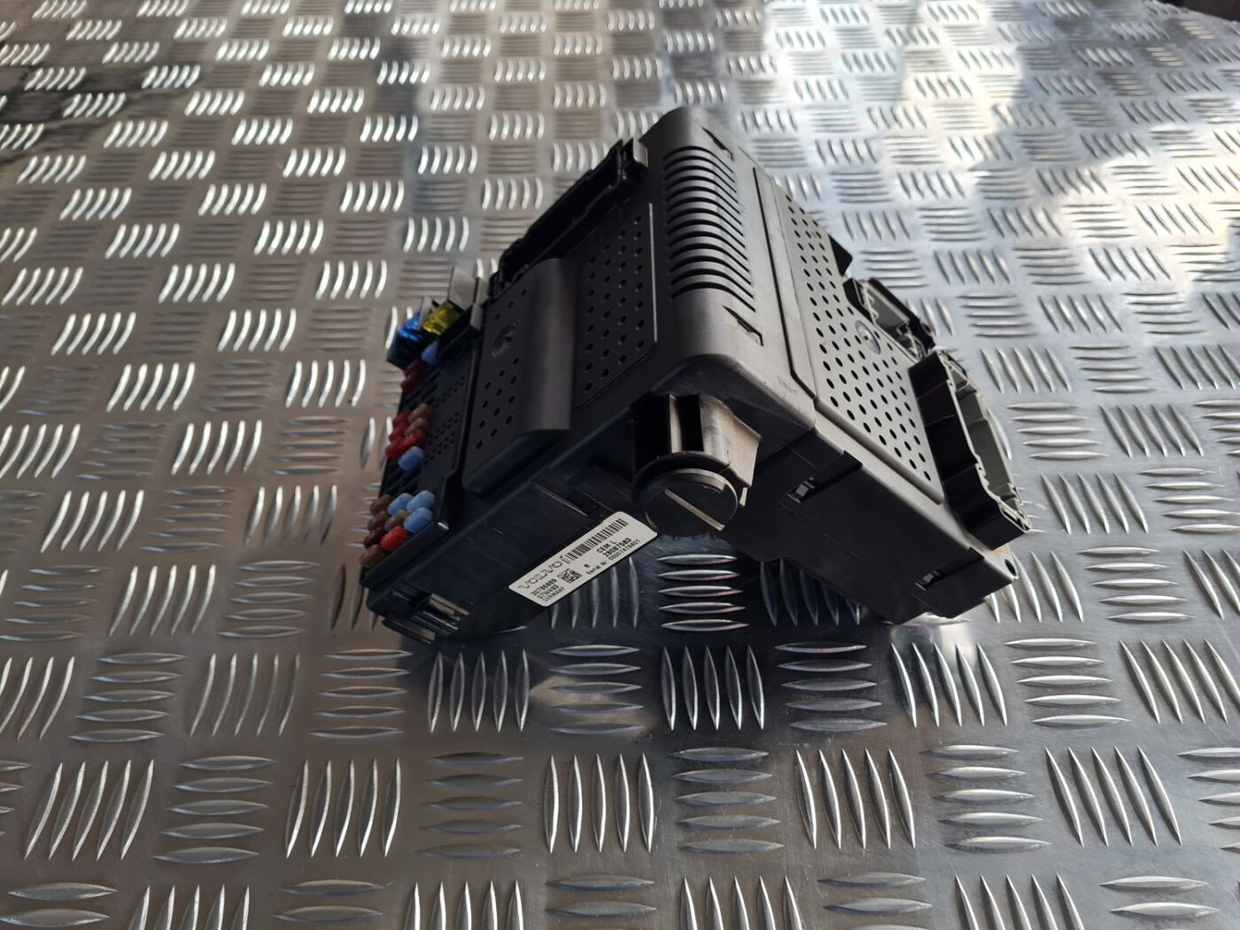 Drošinātāju bloks priekš VOLVO S60 2008 4 Drošinātāju bloks priekš VOLVO S60 2008