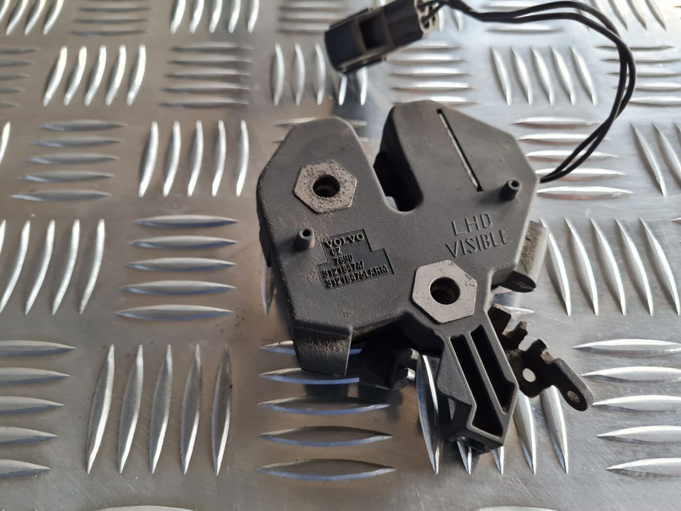 Pārsega slēdzene priekš VOLVO S60 2008